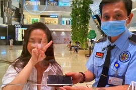 Quên điện thoại ở nơi công cộng, Hiền Thục may mắn được trả lại