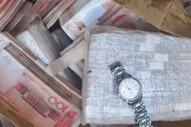 Đang dọn rác phát hiện túi vô chủ, mở ra là 2,1 tỷ đồng