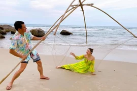 Thanh Tú rủ ông xã diễn cảnh "ông lão đánh cá và con cá vàng"