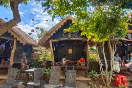 Quán cà phê nhà sàn thu hút giới trẻ phố núi