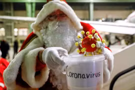 Ông già Noel năm nay không được chạm vào trẻ em