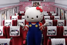 Video: Trải nghiệm tàu Hello Kitty siêu tốc trong chuyến đi đến xứ thần tiên