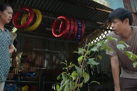 Đằng sau cảnh ngôi nhà, tiệm sửa xe trong "Cây táo nở hoa"