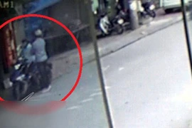 Video: Hà Nội: Táo tợn giật phăng túi nhẫn từ tay chủ tiệm vàng