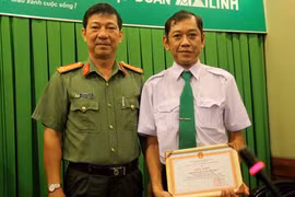 CA khen thưởng tài xế lái taxi tông tên cướp ở Sài Gòn