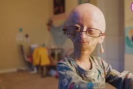 Video: Ngôi sao mạng xã hội 11 tuổi trong dáng hình của bà lão 90