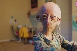 Video: Ngôi sao mạng xã hội 11 tuổi trong dáng hình của bà lão 90