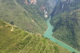 Vẻ đẹp hùng vĩ của thung lũng kiến tạo độc nhất tại Việt Nam