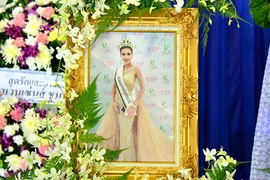 Lễ tang không có mặt cha mẹ của hoa hậu Thái Lan 19 tuổi