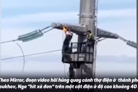 Video: Hãi hùng khoảnh khắc thợ điện “đu xà thể dục” trên cột điện cao thế