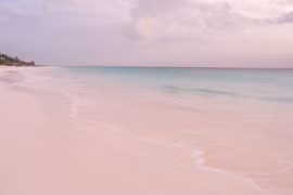 Ngẩn ngơ bãi biển cát hồng ở Bahamas 