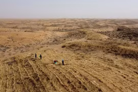 Người đàn ông suốt 20 năm "chiến đấu" với sa mạc Gobi