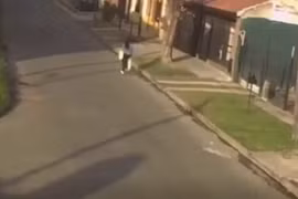 Video: Tên cướp kéo lê mặc tóc nạn nhân bị cuốn vào bánh xe