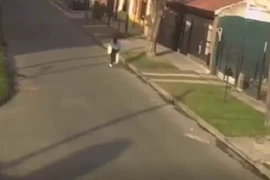 Video: Tên cướp kéo lê mặc tóc nạn nhân bị cuốn vào bánh xe