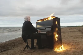 Video: Nghệ sĩ mù người Nga chơi đàn cùng chiếc piano bốc cháy dữ dội