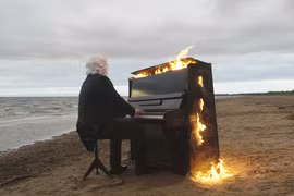 Video: Nghệ sĩ mù người Nga chơi đàn cùng chiếc piano bốc cháy dữ dội