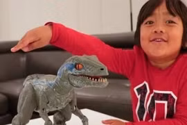 Video: Cậu bé 7 tuổi gây sốt khi kiếm được 22 triệu USD/năm