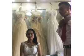 Sự thật bất ngờ sau việc cô dâu U70 thử váy cưới