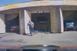 Video: Đến nhận ôtô vừa sửa xong, người phụ nữ Nga lùi xe xuống hồ