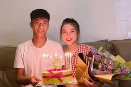 Văn Đức chơi lớn, tặng túi hiệu bà xã giống hệt IU