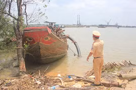 Gay cấn cảnh sát truy bắt "cát tặc" trên sông Sài Gòn