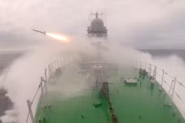 Video: Chiến hạm Nga thử tên lửa phòng không trên biển Nhật Bản