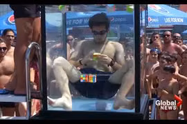 Video: Vừa nhịn thở dưới nước, vừa giải một lèo 6 khối rubik