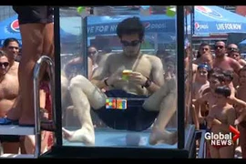 Video: Vừa nhịn thở dưới nước, vừa giải một lèo 6 khối rubik