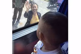 Rưng rưng nước mắt cảnh ông bà ngoại vẫy tay chào cháu 