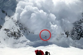 Video: Đoàn leo núi sống sót thần kỳ sau khi bị nhấn chìm bởi trận lở tuyết khổng lồ