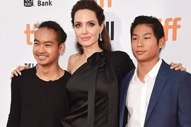 Pax Thien 13 tuổi bảnh bao chững chạc bên mẹ Angelina Jolie