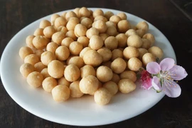 Cả làng kiếm tiền từ đặc sản bánh cà Nghệ An