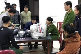 Con mang pháo đi bán, mẹ lãnh án tù