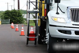 Video: Máy tự động thu, rải cọc giao thông siêu nhanh và tiện lợi