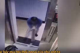 Video: Hành động gây sốc của người đàn ông tại thang máy chung cư