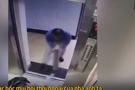 Video: Hành động gây sốc của người đàn ông tại thang máy chung cư