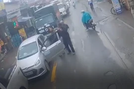 Video: Tài xế hùng hổ dùng gậy đập vỡ kính ô tô con phía sau