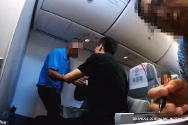 Hành khách la hét và gây rối trên máy bay khiến mọi người hoang mang