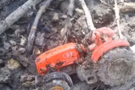 Dọn dẹp ao cá, thứ tìm được dưới đáy ao khiến người phụ nữ mất bình tĩnh