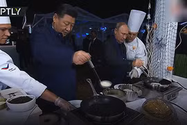 Video: Tổng thống Putin và ông Tập Cận Bình đọ tài làm bánh