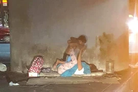 Sự thật bức ảnh mẹ con vô gia cư nằm dưới gầm cầu