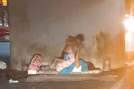 Sự thật bức ảnh mẹ con vô gia cư nằm dưới gầm cầu