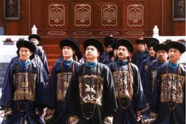 Khi yết kiến vua, vì sao các quan đại thần thường phất hai ống tay áo?