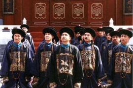 Khi yết kiến vua, vì sao các quan đại thần thường phất hai ống tay áo?