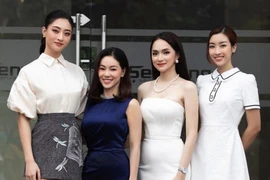 Lương Thùy Linh giống hệt "người khổng lồ" khi hội ngộ với bạn