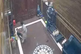 Dân mạng phản ứng trái chiều vụ bảo mẫu đánh trẻ bằng cán chổi