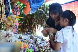 Nhặt thứ lăn lóc ở bãi biển mang đi làm đẹp bán cho du khách