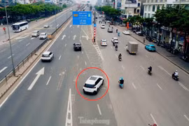 Phân luồng mới, giao thông qua cầu vượt Mai Dịch vẫn hỗn loạn