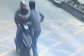 Video: Tài xế xe tải tung cú đá kungfu, hạ gục tên trộm điện thoại