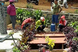 Thi thể bé gái 6 tháng tuổi trong bọc vải ven đường